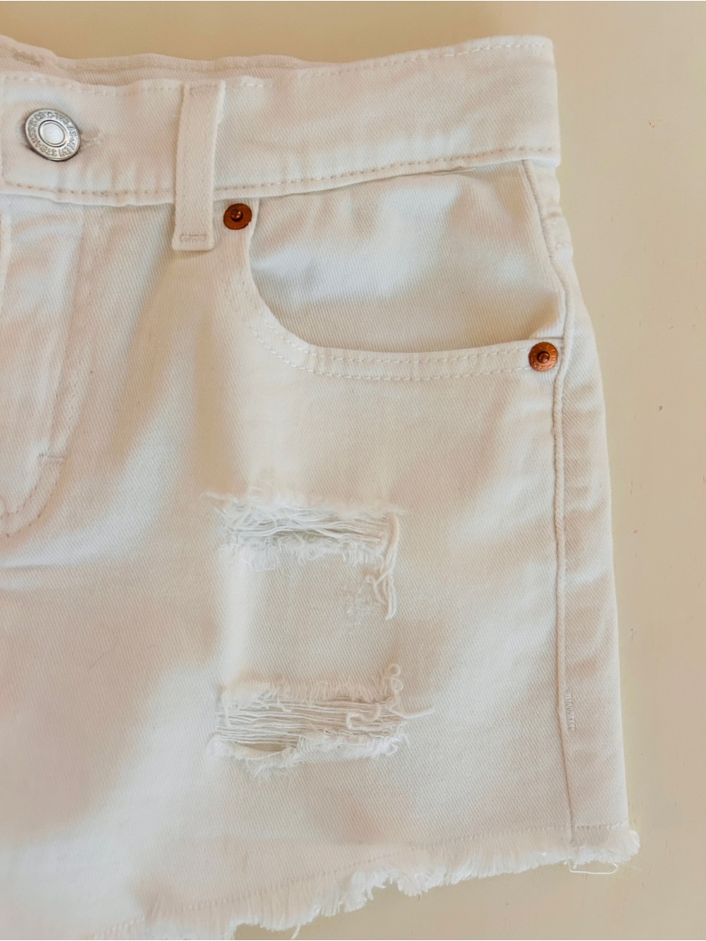 Levi’s White Distressed Denim Shorts | Frayed Hem | Size 29/Girls 16 NWOT - Picture 5 of 7